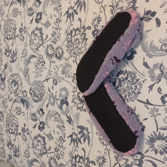 NEW SLIPPERS - Picture 2 of 3